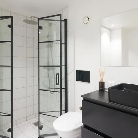 Lägenhet Designer 2 Bedroom With Private Balcony
