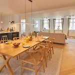 Apartment Designer 2 Bedroom With Private Balcony *