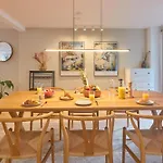 Apartment Designer 2 Bedroom With Private Balcony