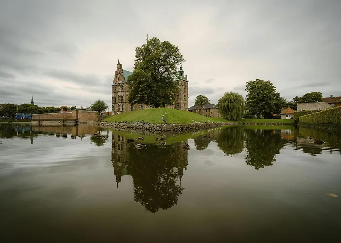 Designer 2 Bedroom With Private Balcony Apartment *