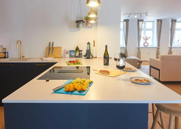 Apartment Designer 2 Bedroom With Private Balcony *