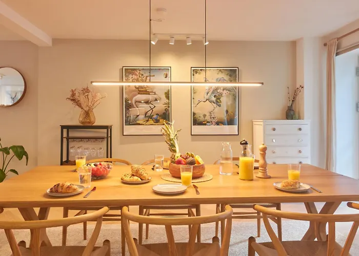 Designer 2 Bedroom With Private Balcony Apartment *