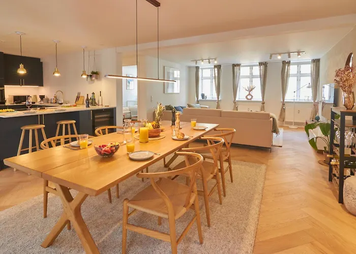 Apartment Designer 2 Bedroom With Private Balcony *