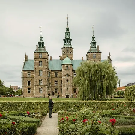 Designer 2 Bedroom With Private Balcony