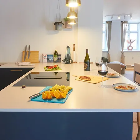 Daire Designer 2 Bedroom With Private Balcony *