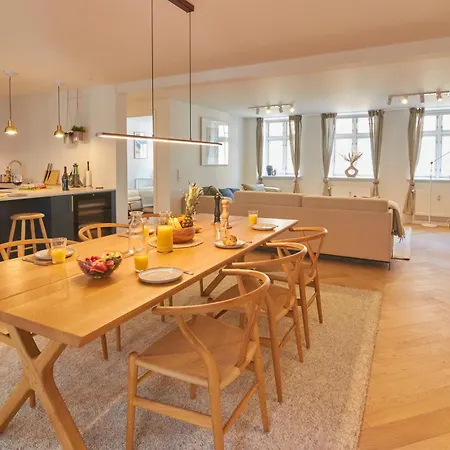 Daire Designer 2 Bedroom With Private Balcony *